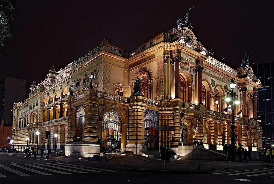 Stand-up comedy in Brazil: the Theatro Municipal de São Paulo lit gold on a gala night