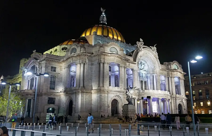 Stand-up comedy in Mexico: the Palacio de Bellas Artes in Mexico City lit at night, its golden dome above the white marble front